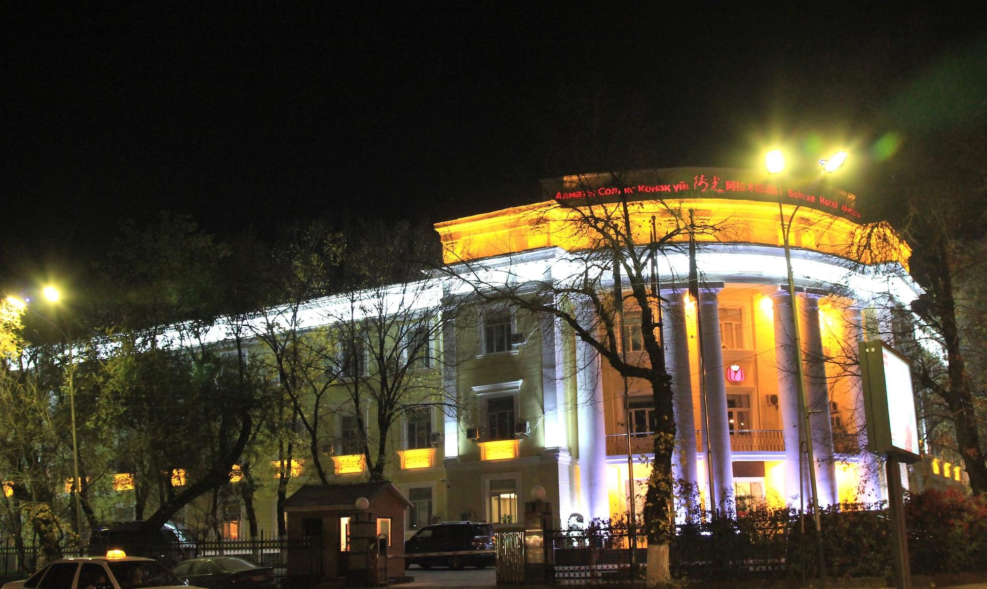 Soluxe Hotel Almaty Extérieur photo
