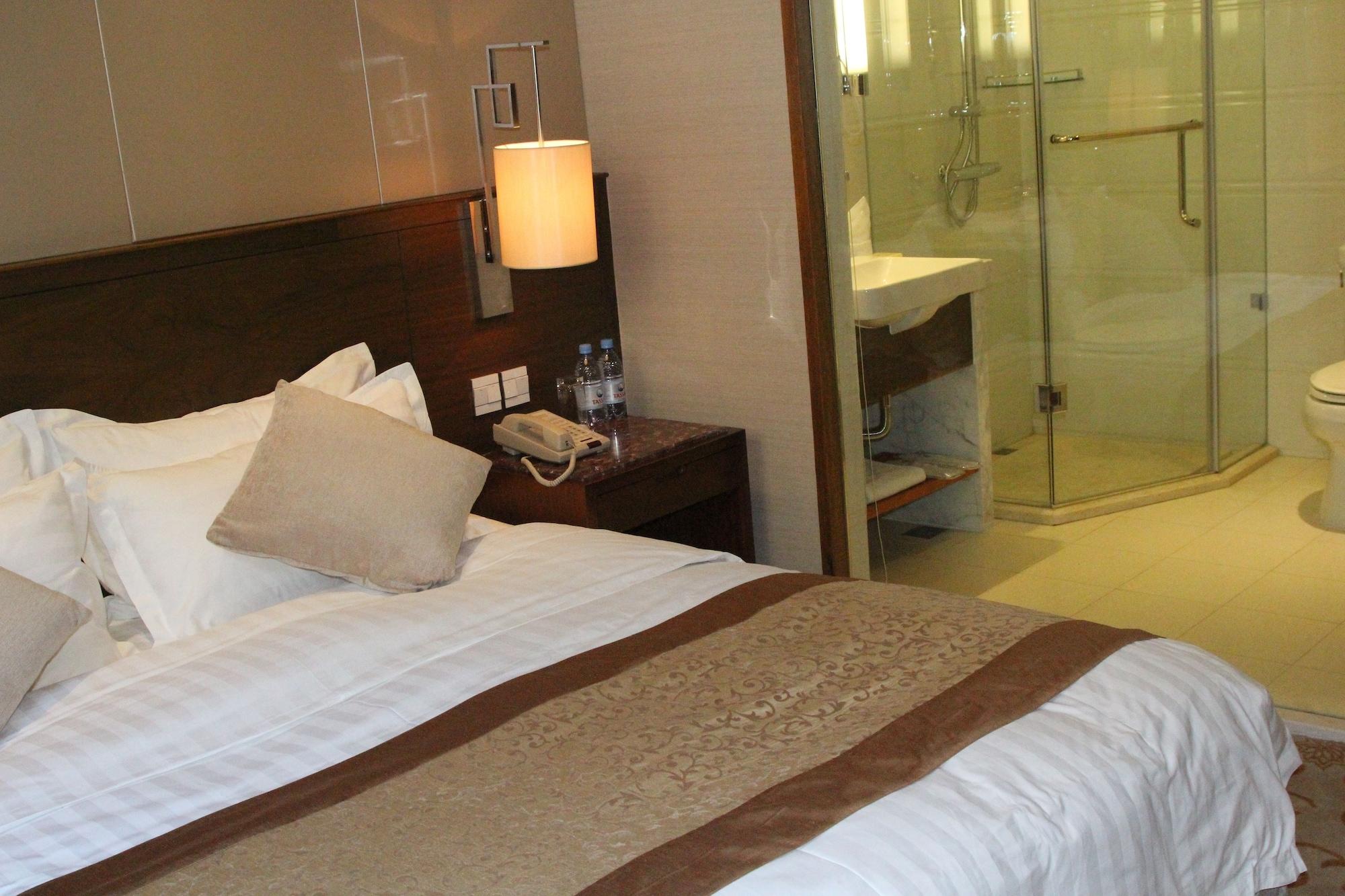 Soluxe Hotel Almaty Extérieur photo
