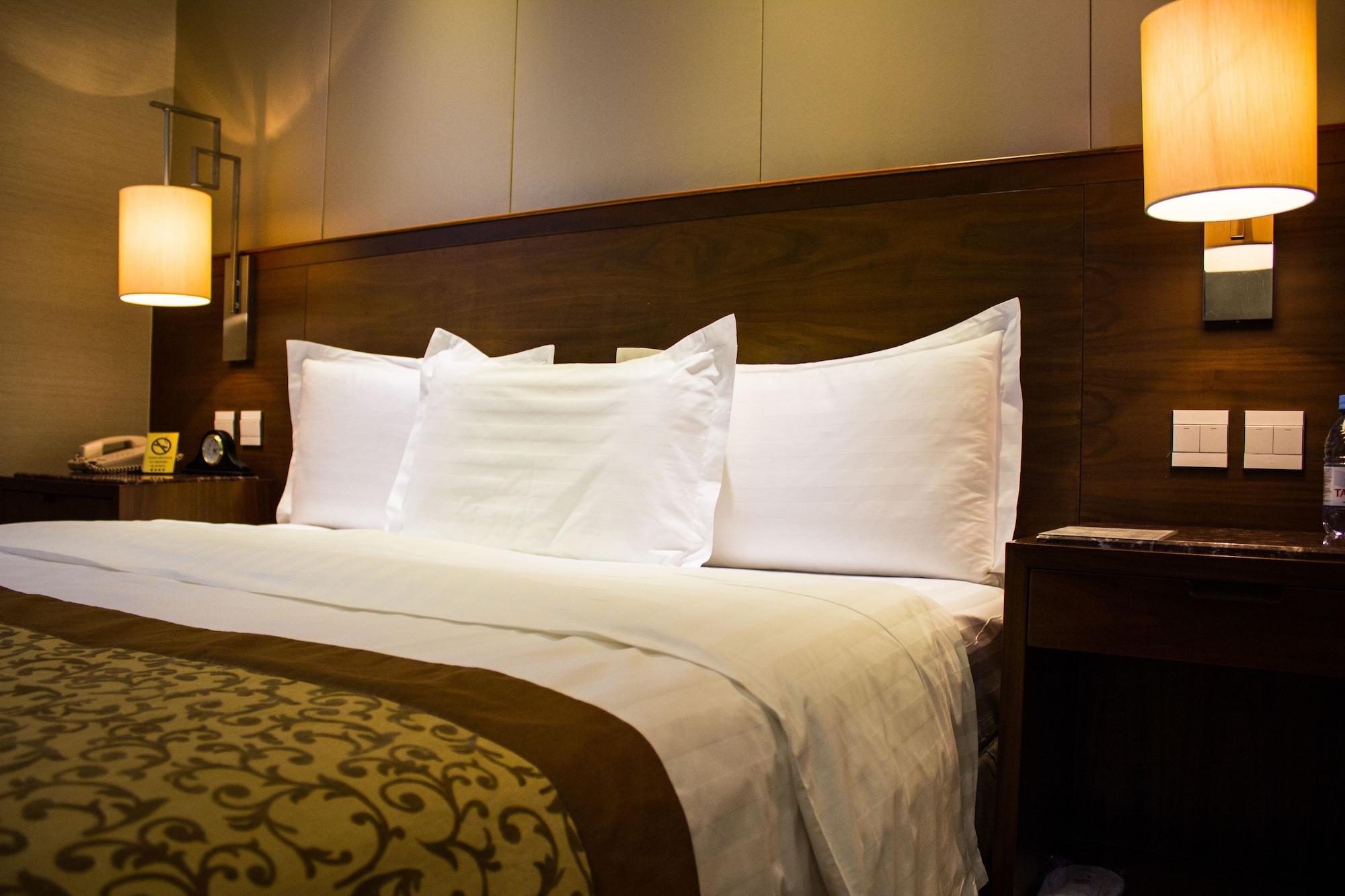 Soluxe Hotel Almaty Extérieur photo