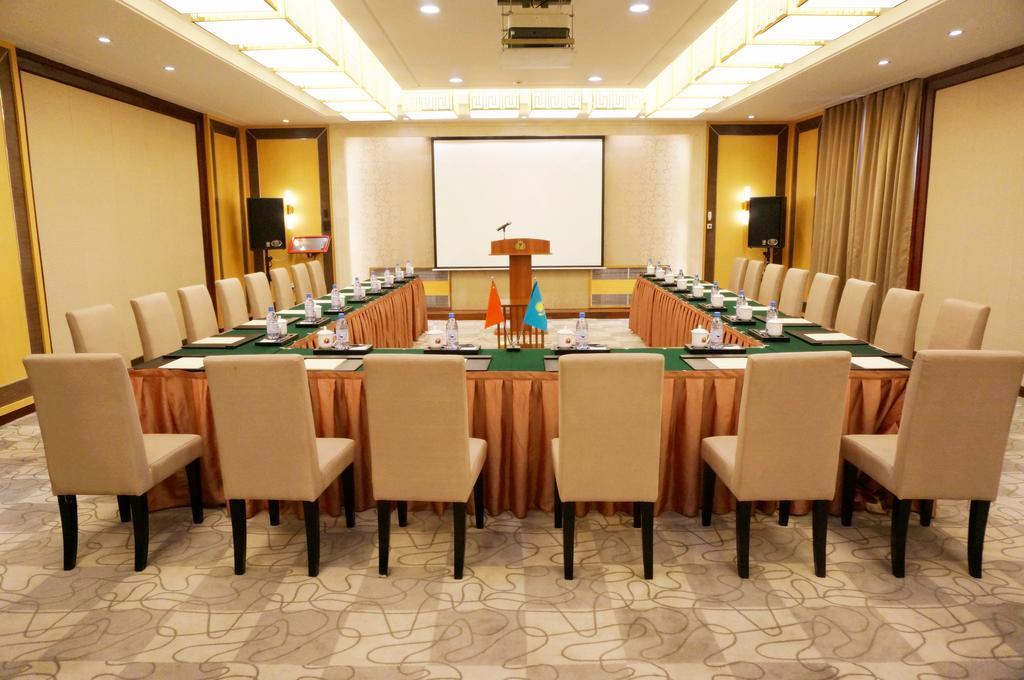 Soluxe Hotel Almaty Extérieur photo