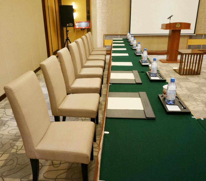 Soluxe Hotel Almaty Extérieur photo