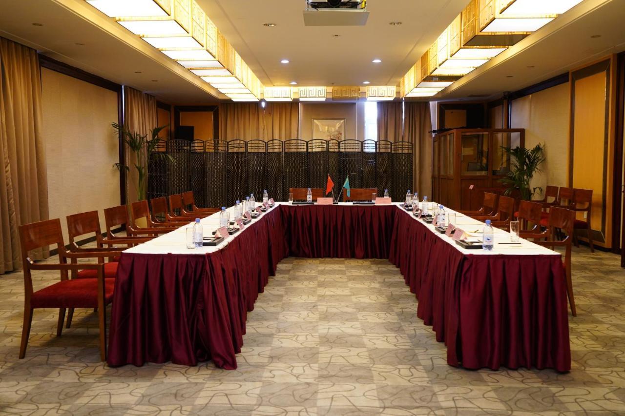Soluxe Hotel Almaty Extérieur photo