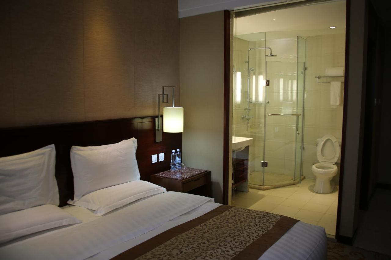 Soluxe Hotel Almaty Extérieur photo